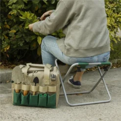 ELLE Tabouret à Outils De Jardinage, Tabouret à Outils De Jardinage Pliant Avec Sac De Rangement Amovible, Cadeau De Jardinier 9 ELLE Tabouret à Outils De Jardinage, Tabouret à Outils De Jardinage Pliant Avec Sac De Rangement Amovible, Cadeau De Jardinier -Promos Verde Rêverie Boutique 69753358 3