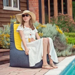 Gardenista Pouf Géant D'extérieur à Dossier Haut Pour Adultes, Détente, Prêt à Se Prélasser, Jeux Résistant Aux Intempéries, Sacs De Siège De Jardin Pour Piscine, Aspen Gold 10 Gardenista Pouf Géant D'extérieur à Dossier Haut Pour Adultes, Détente, Prêt à Se Prélasser, Jeux Résistant Aux Intempéries, Sacs De Siège De Jardin Pour Piscine, Aspen Gold -Promos Verde Rêverie Boutique 71892729 4